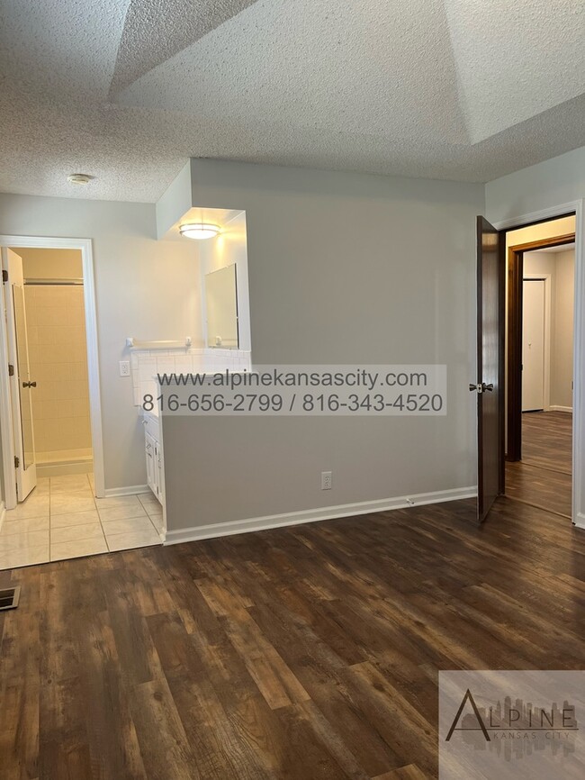 Building Photo - Spacious Parkville Ranch