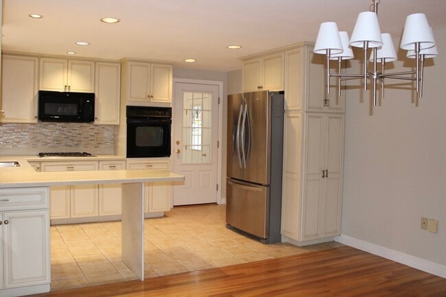 Building Photo - 61 Alton St