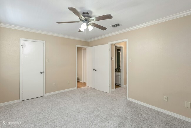 Building Photo - 10142 Carlsbad Dr