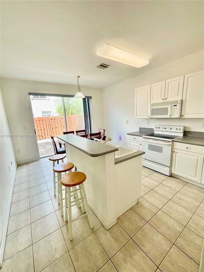 Building Photo - 5628 NW 113th Ave