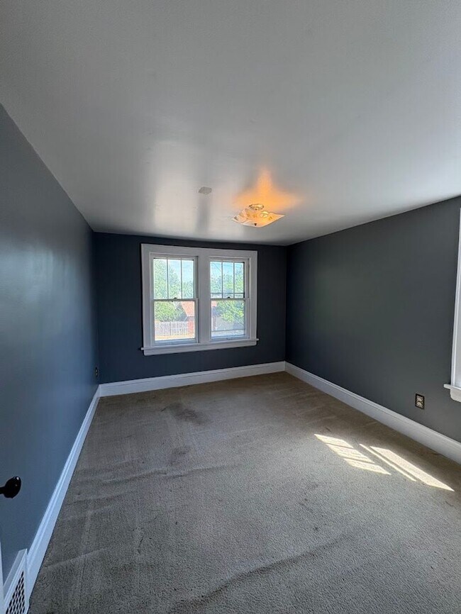 Building Photo - Three bedroom one bathroom home for rent