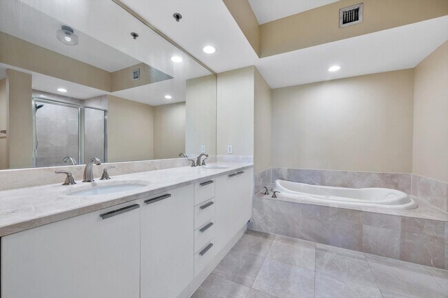 Building Photo - 14951 Royal Oaks Ln