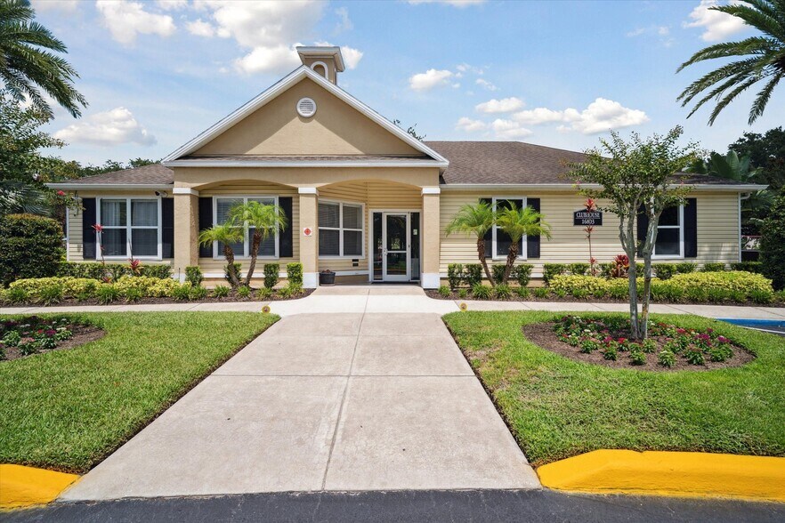 Building Photo - The Carrington at Four Corners