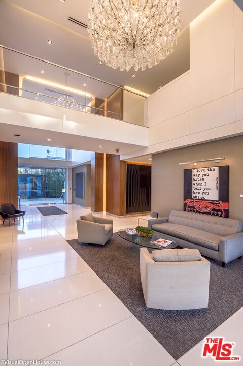 Building Photo - 838 N Doheny Dr