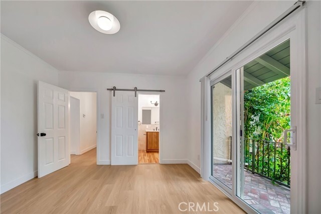Building Photo - 546 S Beachwood Dr