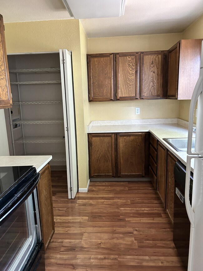 Building Photo - 3500 Rolling Green Dr
