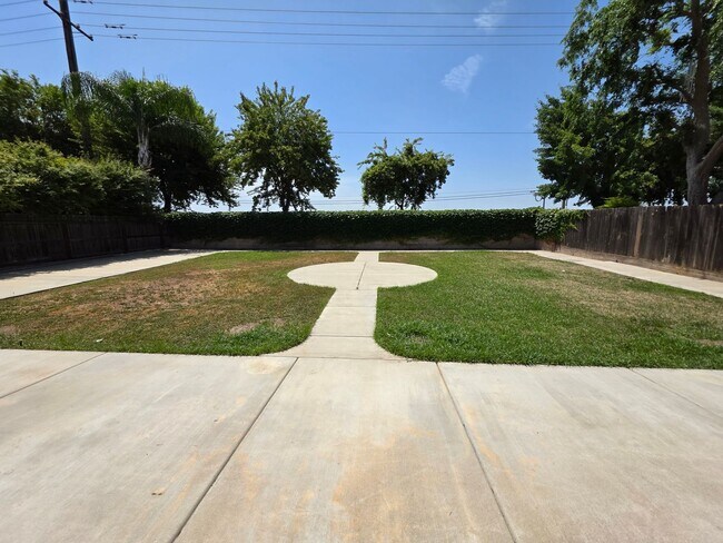 Building Photo - 4 bedroom 3 bathroom in SE Visalia!