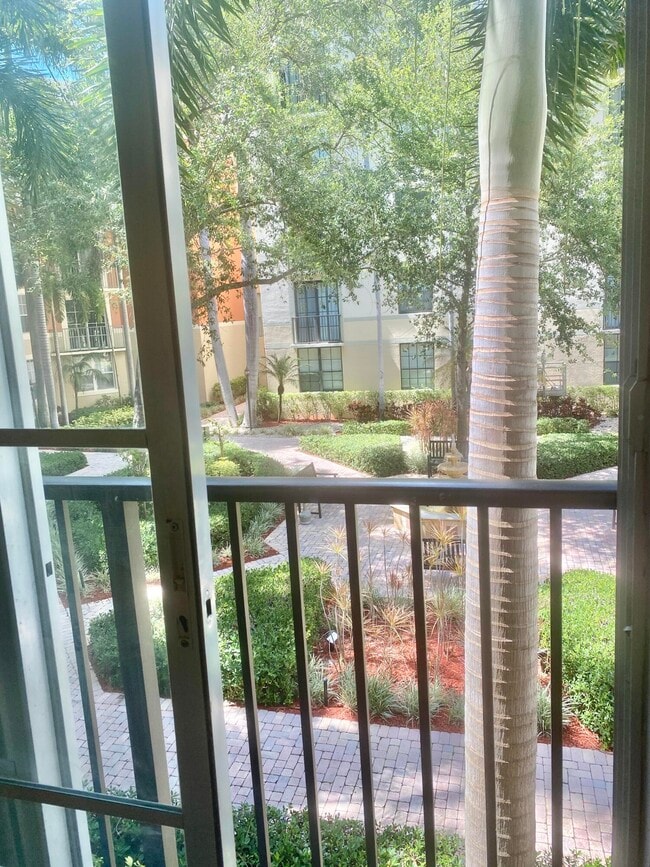 Building Photo - 630 S Sapodilla Ave