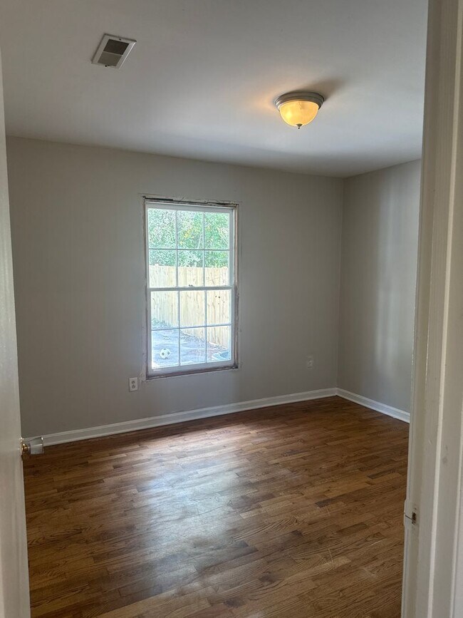 Building Photo - Two Bedroom One Bath