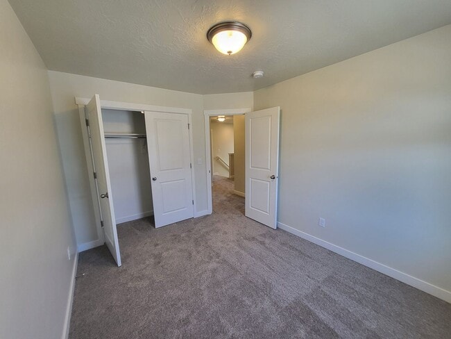 Building Photo - 3 Bedroom Townhome