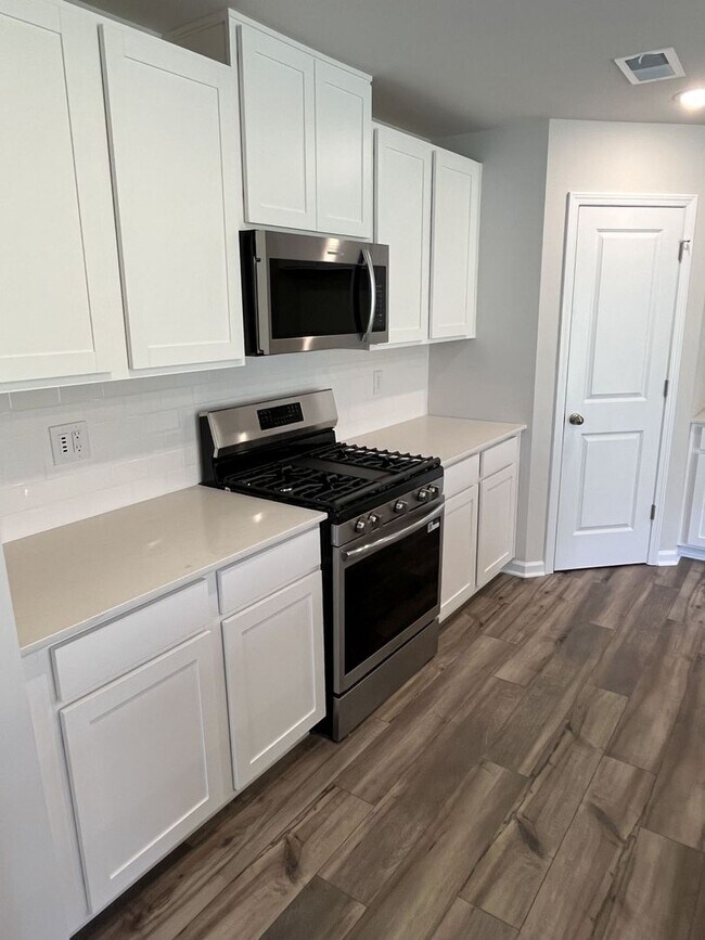 Building Photo - COMING AUGUST 2026!!! Newer 4 Bed Home in University Area