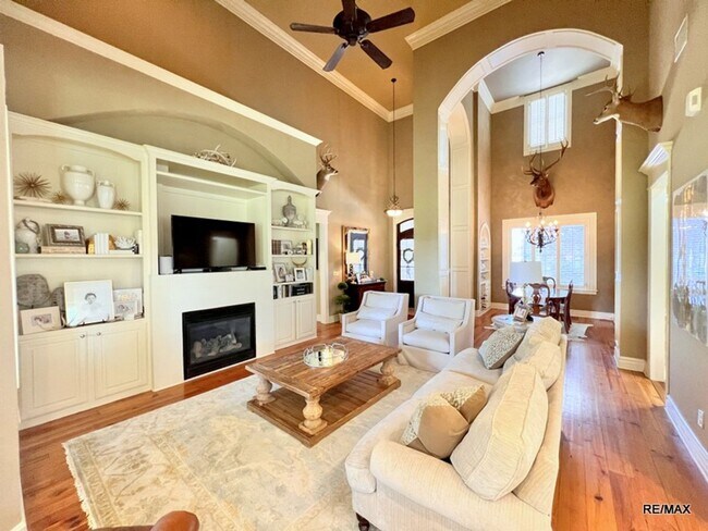 Building Photo - 10945 Angelles Cove