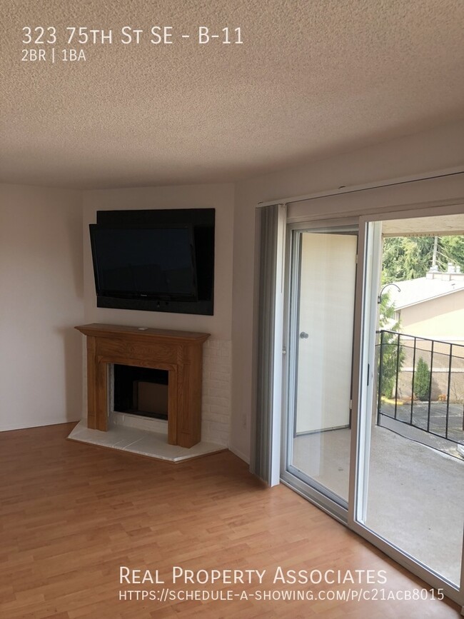 Building Photo - Spacious and Bright 2 Bedroom Condo with L...