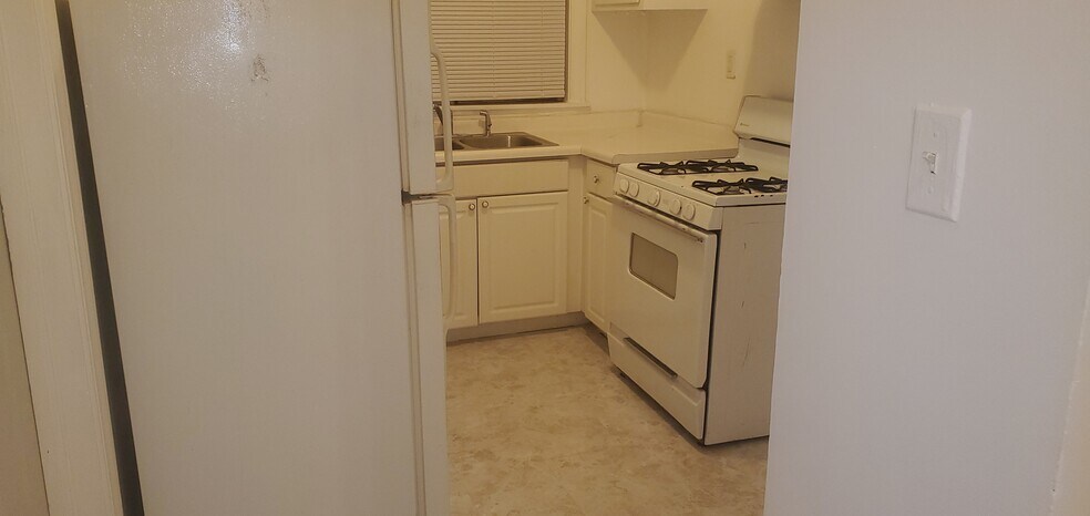 Kitchen - 6519 S Eberhart Ave