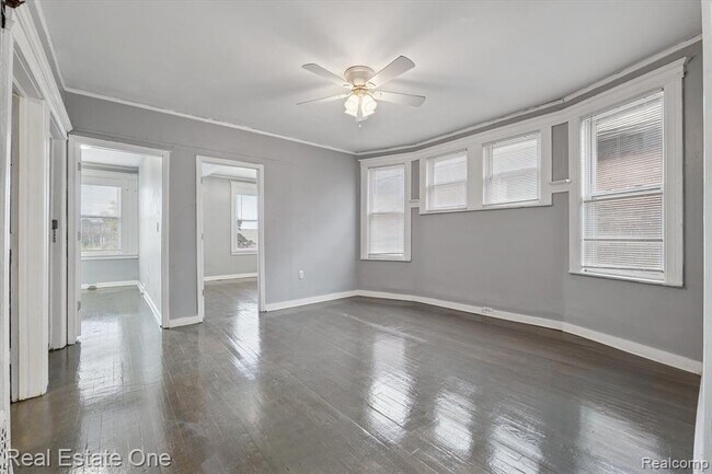 Building Photo - 304 Hendrie St