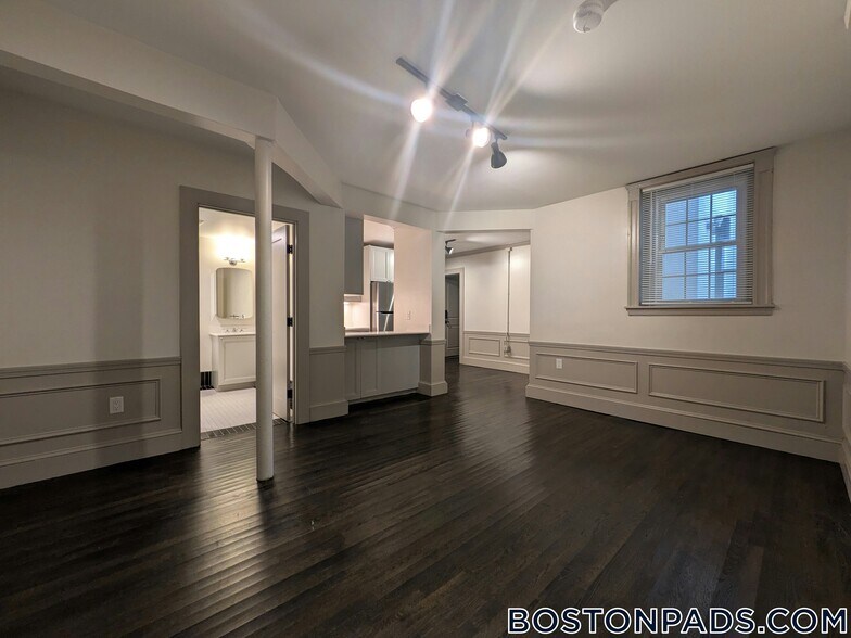 Building Photo - 9 Dana St