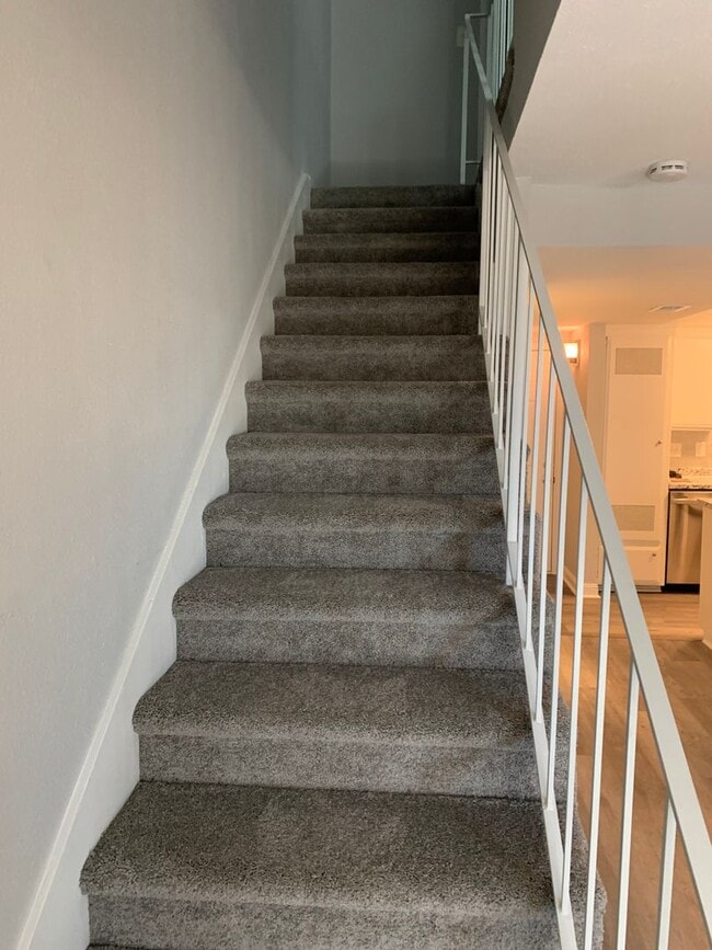 Building Photo - 2 bedroom 1.5 bath condo !