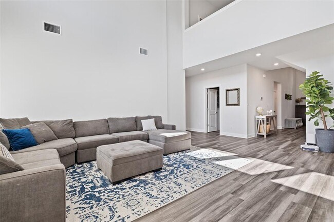 Building Photo - 134 Longmire Cv