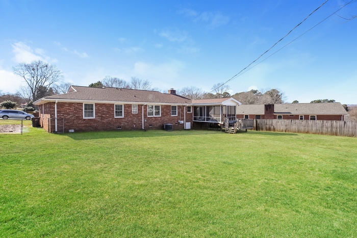 Building Photo - 303 Sherborne Dr