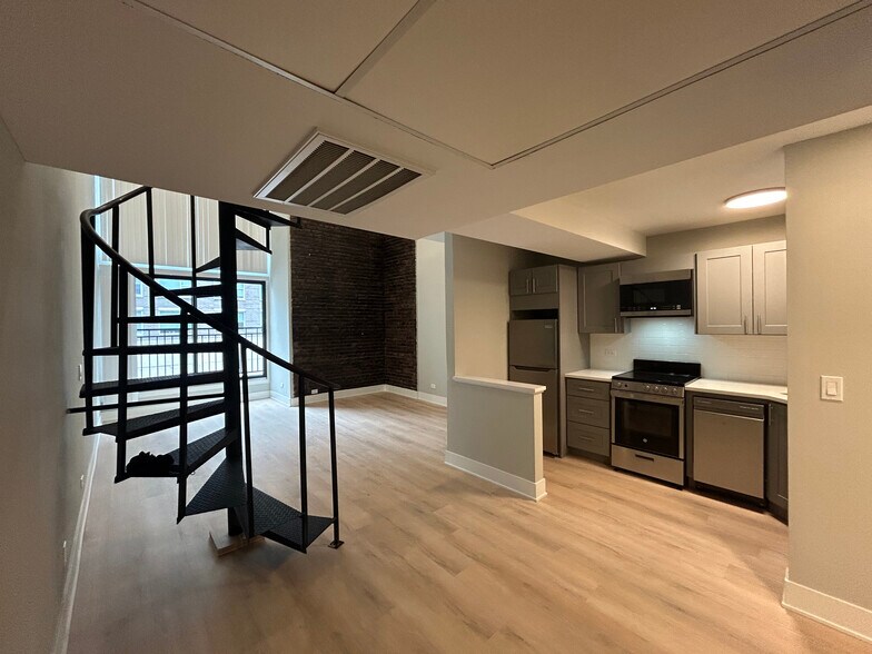 Building Photo - 1214 N La Salle Dr