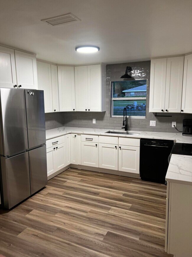 Building Photo - 2424 Roberts Dr