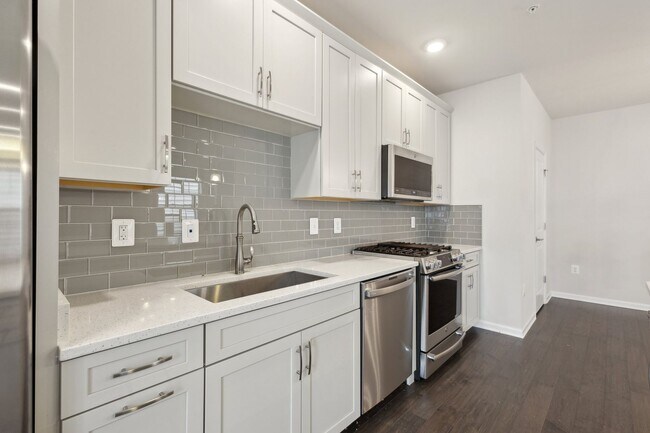 Building Photo - Beautiful end-unit condo townhome located ...