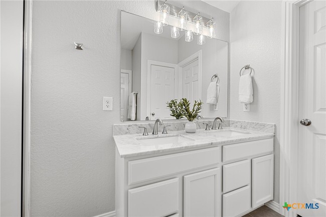 Building Photo - 8706 Hidden Oaks Dr