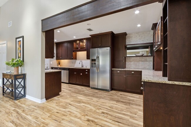 Building Photo - Bright and Modern 2-Bedroom Condo – Walk t...