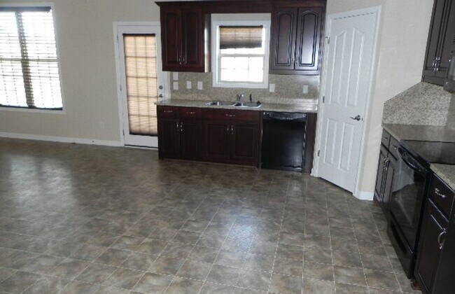 Building Photo - 4 Bedroom - Near Ft Moore