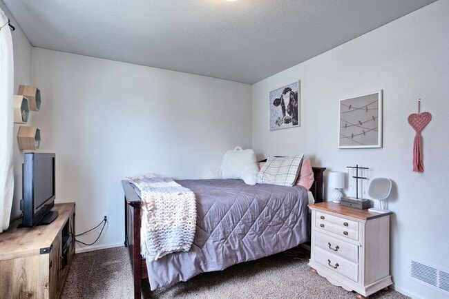 Building Photo - 3 Bedroom 2 1/2 Bath Split Level in Johnstown