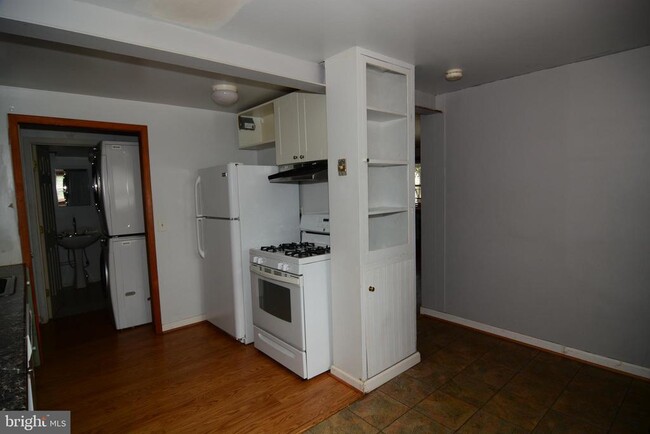 Building Photo - 10647 Maple St