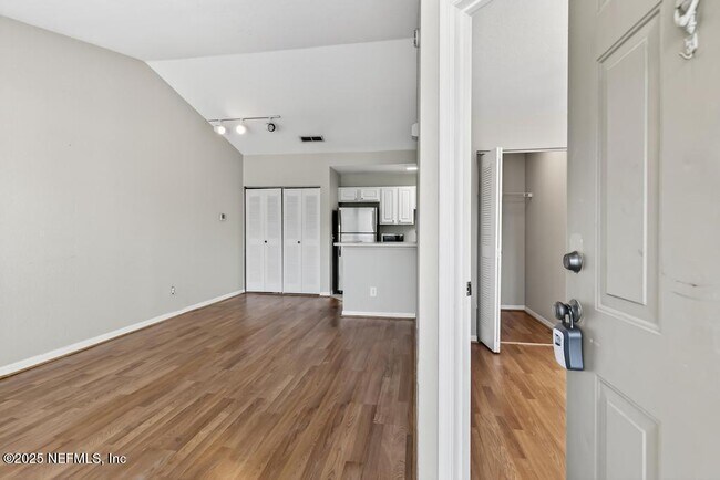 Building Photo - 13703 Richmond Park Dr N