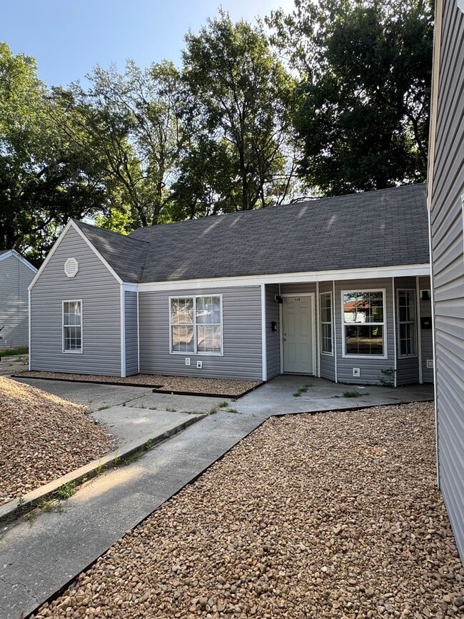 Building Photo - REMODELED 3/1  apartment in Trumann AVAILA...