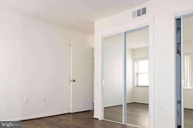 Building Photo - 37 Canterbury Square