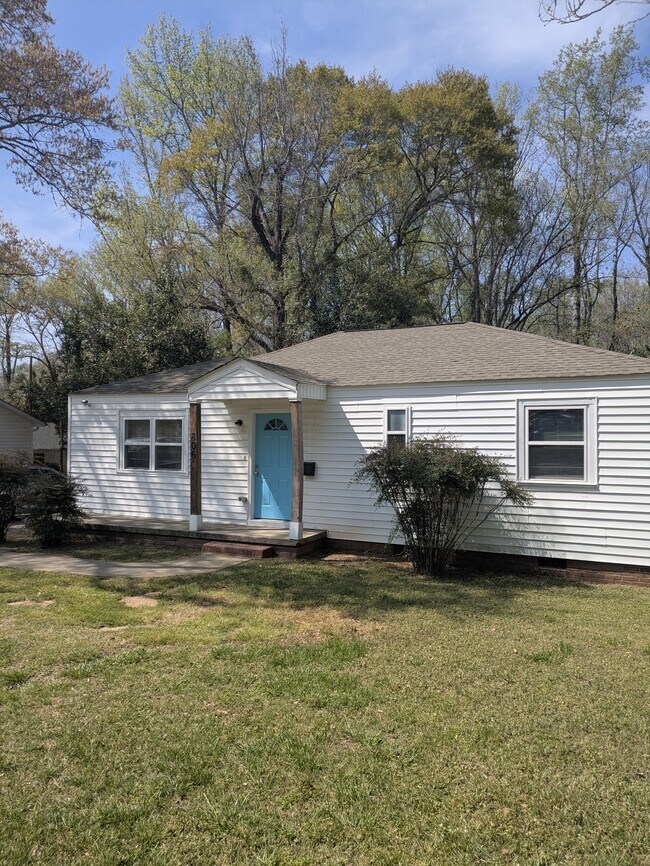 Building Photo - 806 N Woodland Dr