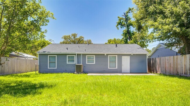 Building Photo - 8921 Oak Knoll Ln