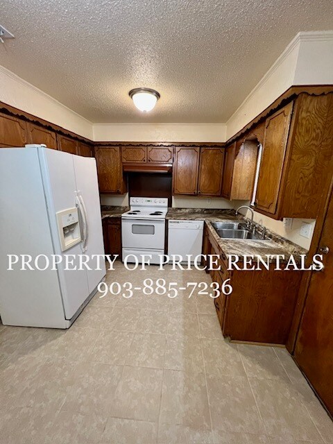 Kitchen - 622 Texas St