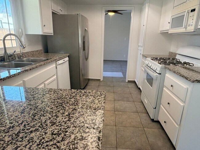 Building Photo - 3+2.5 Two Story in Tehachapi City