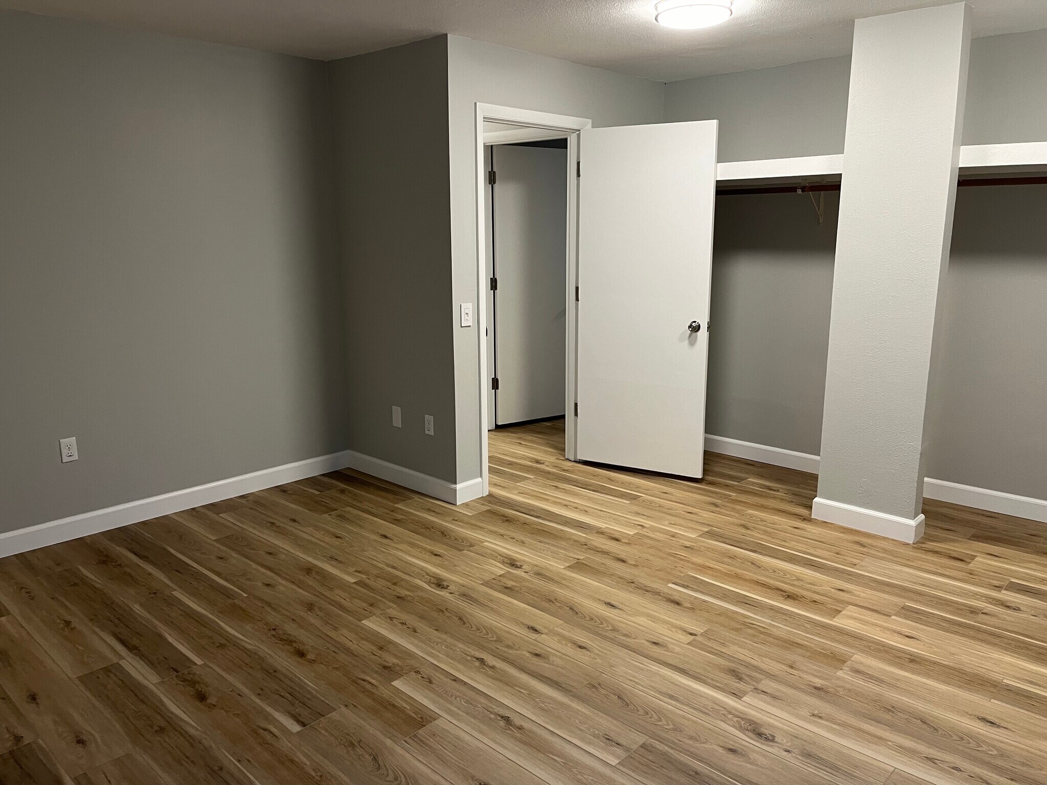 Master Room - 2210 Roosevelt Dr