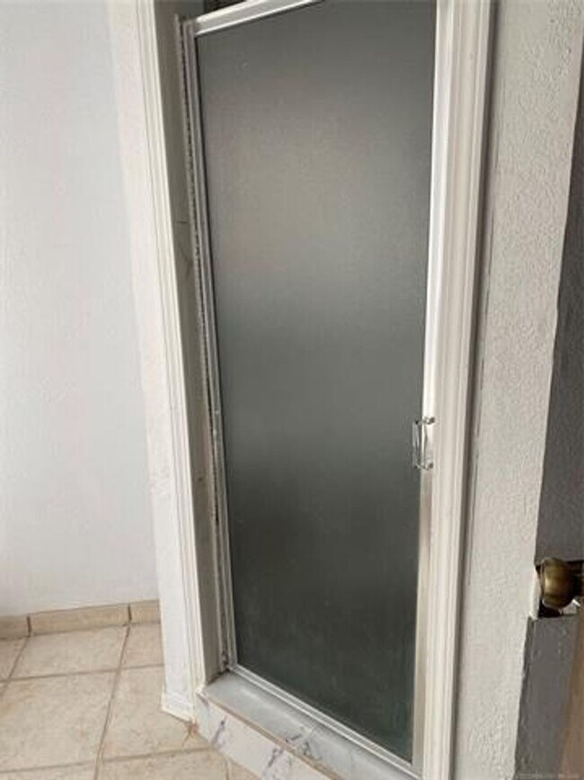 Building Photo - Spacious one-story with 4 bedrooms.