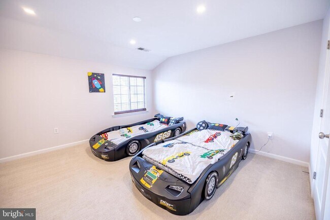 Building Photo - 8727 Raleigh Mews