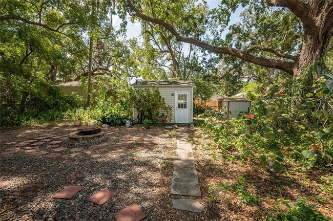 Building Photo - 1211 E Park Cir