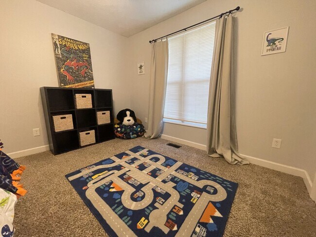 Building Photo - Beautifully Updated 3 Bed Home with Bonus ...