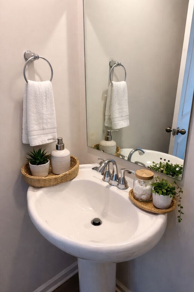 Building Photo - Brand New End-Unit Townhome | 3 BR/2.5BA | 1-Car Garage | Near Downtown Mooresville