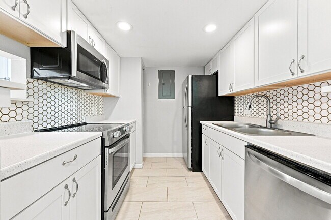 Building Photo - $1,540.95- 2 Bed, 2 Bath Updated Condo in Denver with In Unit Laundry and Community Amenities!
