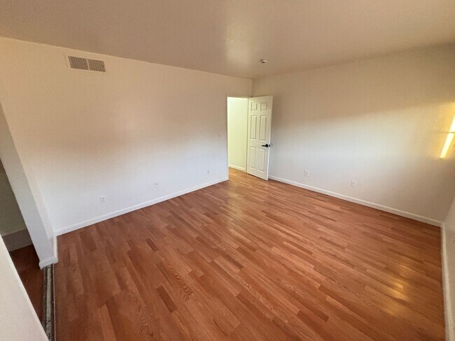 Building Photo - 4765 Thunderbolt Ave