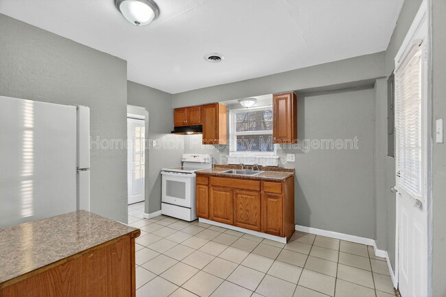 Building Photo - 1218 Maple Ave