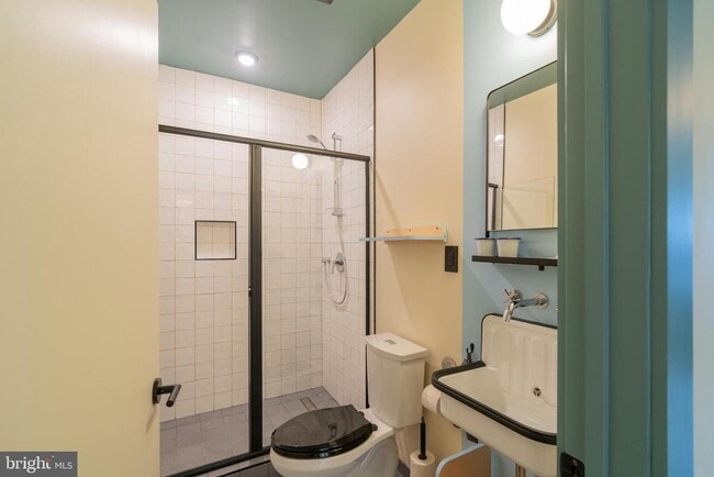 Building Photo - 711 G St SE