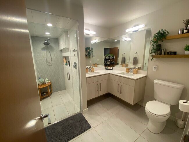 Master Bathroom - 207 16th Ave