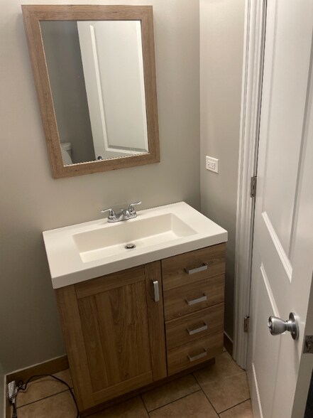 Building Photo - 6027 W Giddings St